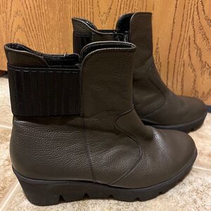 Waldlaufer Women’s Olive Green Leather Zip Up Booties Sz-7